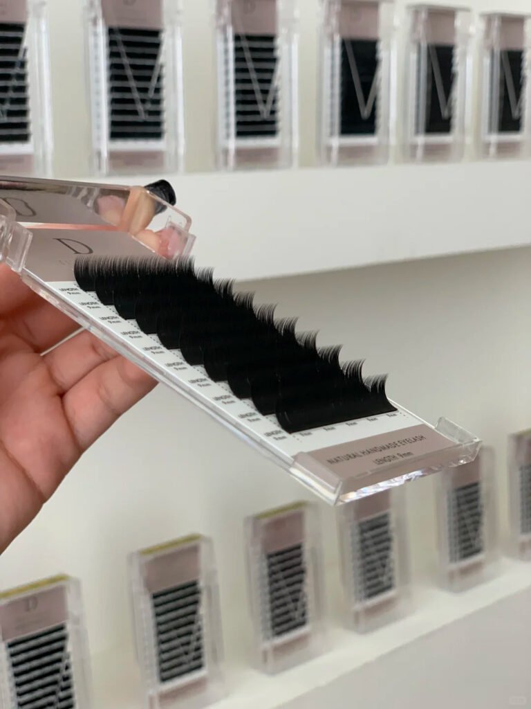 Hand holding Shewincosmetic high-quality wholesale eyelash extension kit