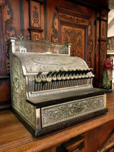 Plus qu'une simple pièce classique, cette caisse enregistreuse antique est censée attirer l'abondance et booster les profits de votre entreprise de cils au charme vintage